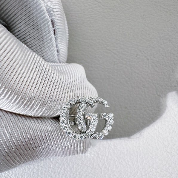 Gucci 古馳 白金滿鑽雙 G 耳飾，掛戴在耳骨上的，絕版買不到了，太好看，超閃-4