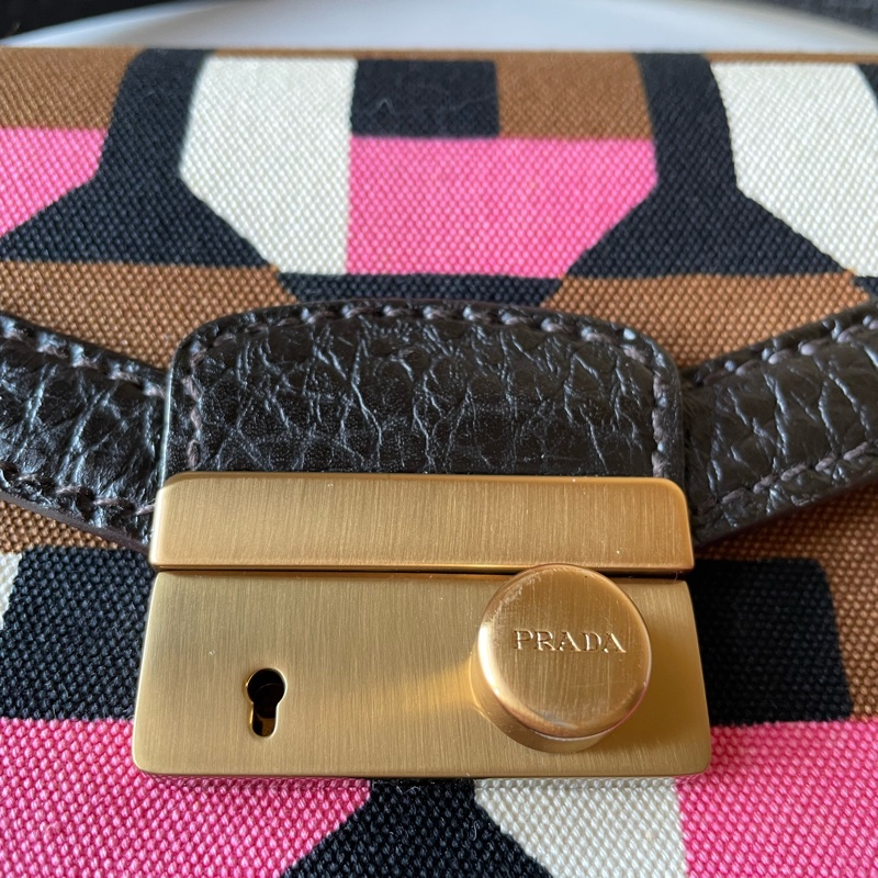 Prada手提晚宴包 可肩背Prada Odette Geometric Print Bag它以幾何圖案設計為特色-5