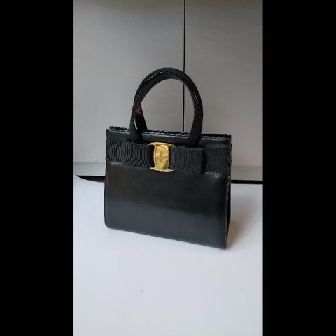 Ferragamo 經典金釦黑皮革手提包