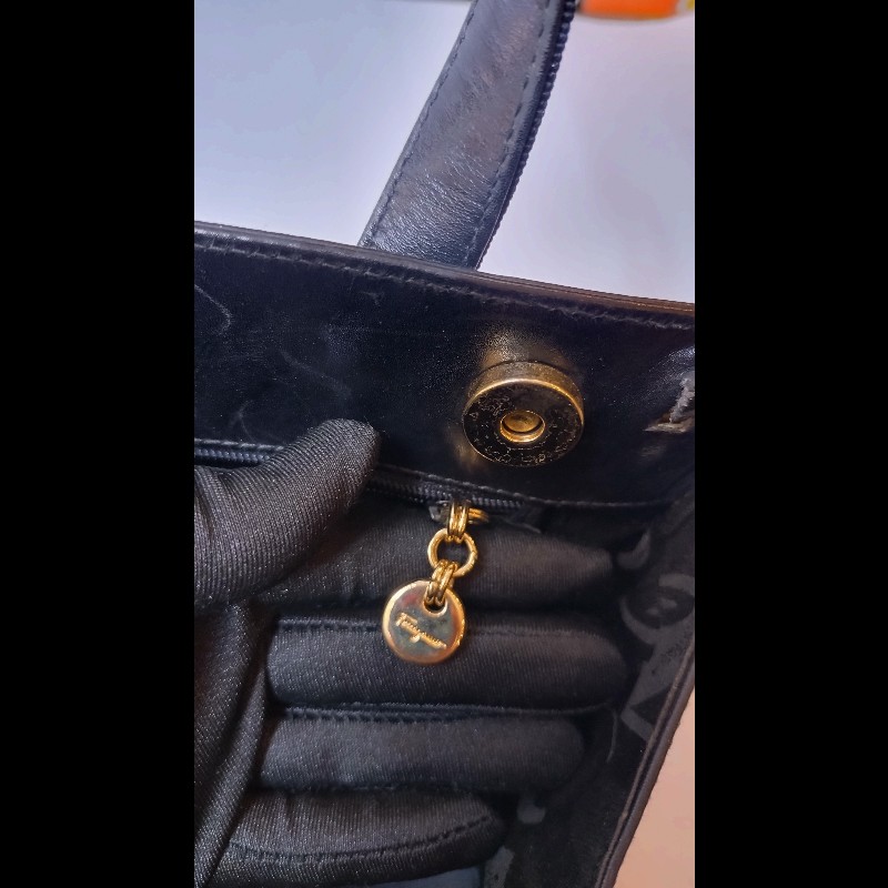 Ferragamo 經典金釦黑皮革手提包-21
