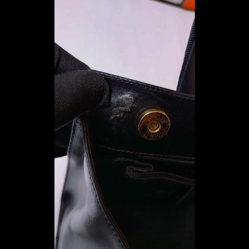 Ferragamo 經典金釦黑皮革手提包-25