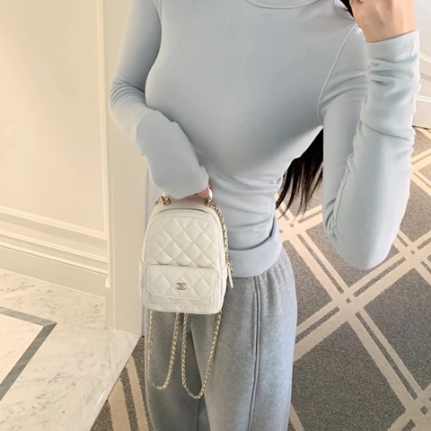 ✨Chanel 24S 淺灰色金扣 後背包 99新 晶片款🩶