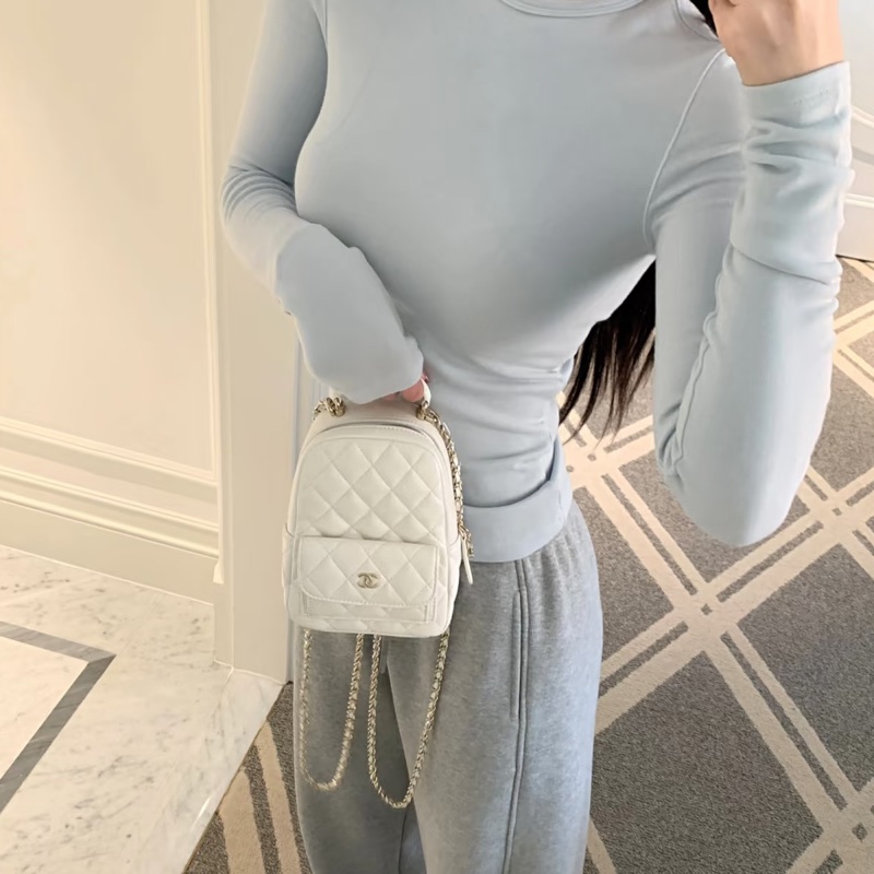 ✨Chanel 24S 淺灰色金扣 後背包 99新 晶片款🩶-0