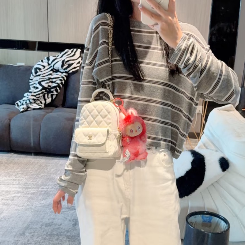 ✨Chanel 24S 淺灰色金扣 後背包 99新 晶片款🩶-1