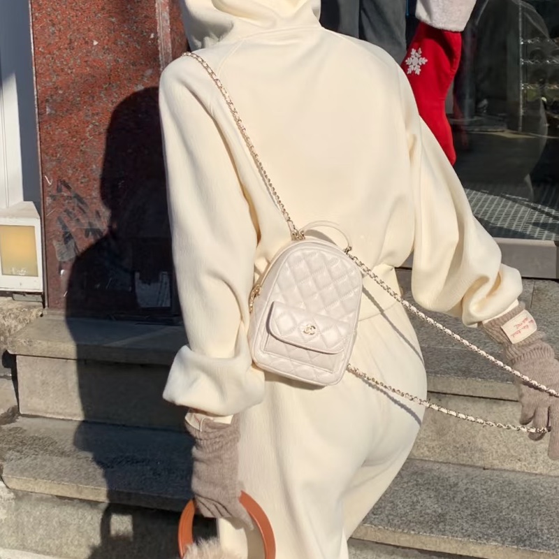 ✨Chanel 24S 淺灰色金扣 後背包 99新 晶片款🩶-2