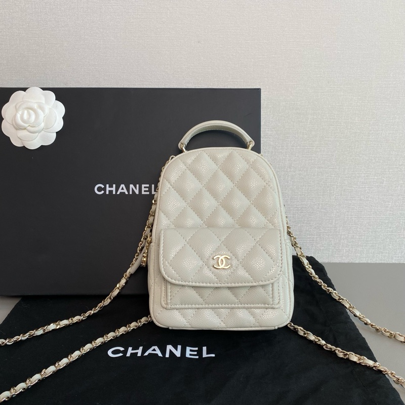 ✨Chanel 24S 淺灰色金扣 後背包 99新 晶片款🩶-3