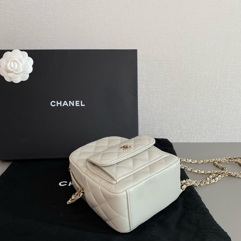 ✨Chanel 24S 淺灰色金扣 後背包 99新 晶片款🩶-8