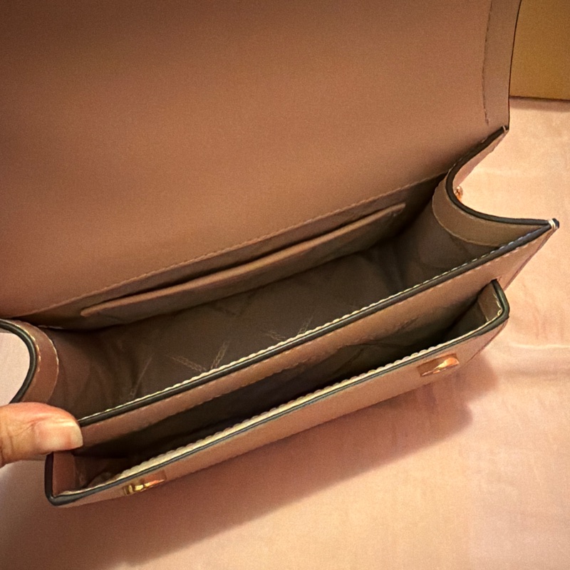 MK Michael Kors 裸粉色鏈條斜背包-8