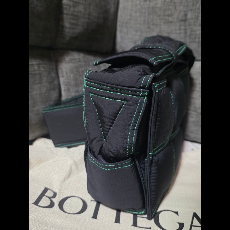 [全新]Bottega Veneta 尼龍Cassette 黑色-2