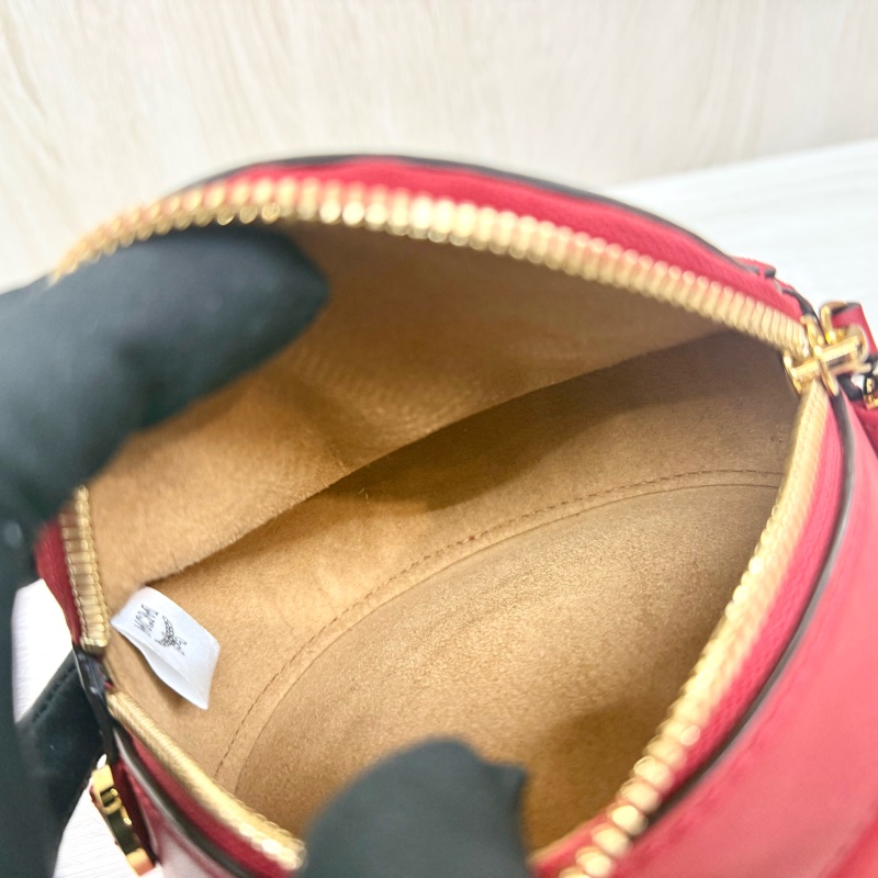 MCM喜氣紅藍毛造型兔圓餅側背包-7