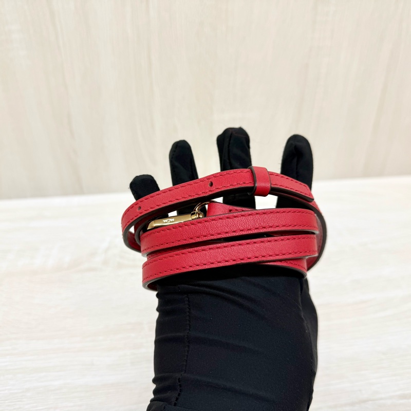 MCM喜氣紅藍毛造型兔圓餅側背包-10