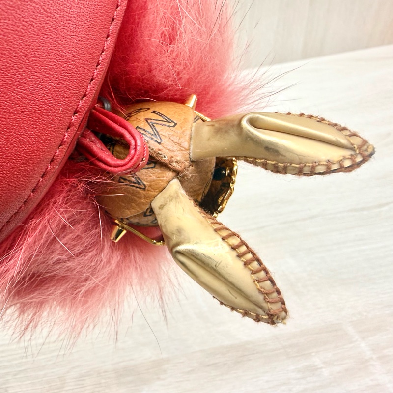 MCM喜氣紅藍毛造型兔圓餅側背包-14