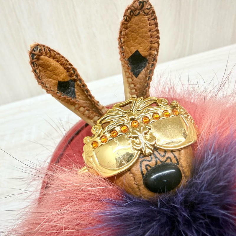 MCM喜氣紅藍毛造型兔圓餅側背包-15