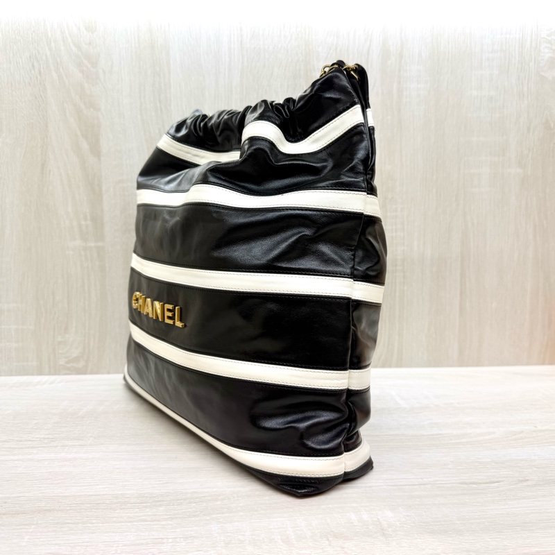 CHANEL黑色羊皮條紋小號22BAG/AS3260-3