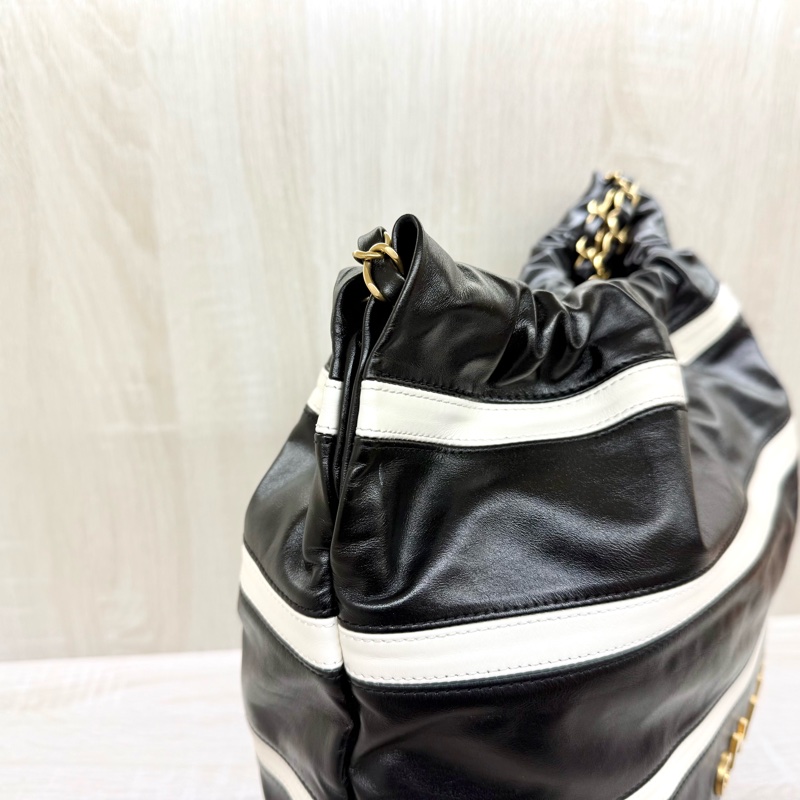 CHANEL黑色羊皮條紋小號22BAG/AS3260-5