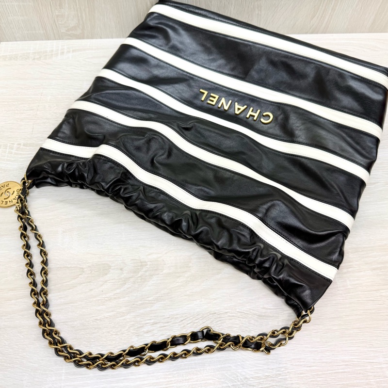 CHANEL黑色羊皮條紋小號22BAG/AS3260-11