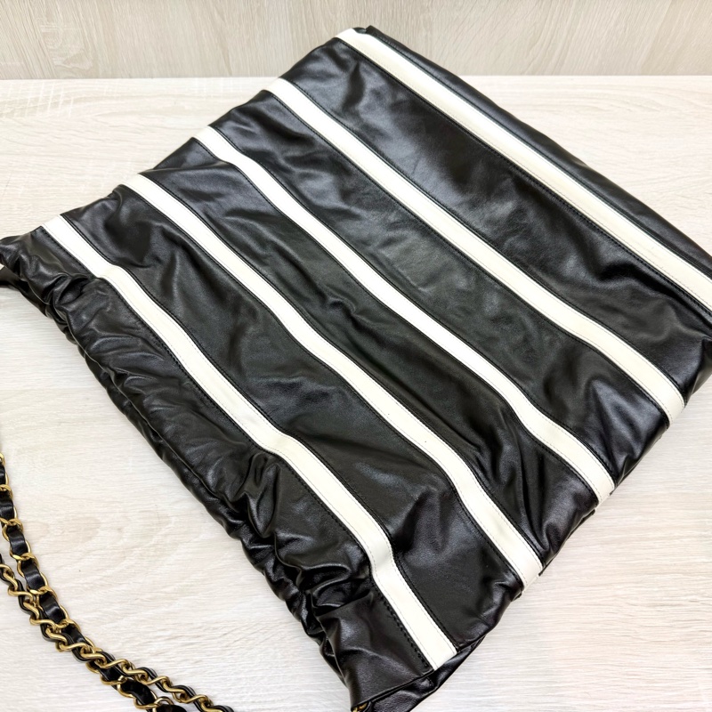 CHANEL黑色羊皮條紋小號22BAG/AS3260-12