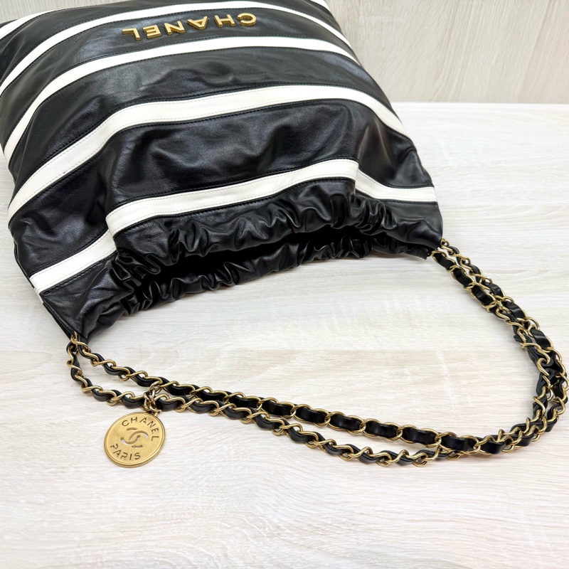 CHANEL黑色羊皮條紋小號22BAG/AS3260-17