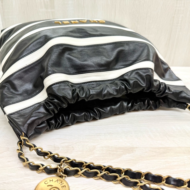 CHANEL黑色羊皮條紋小號22BAG/AS3260-19