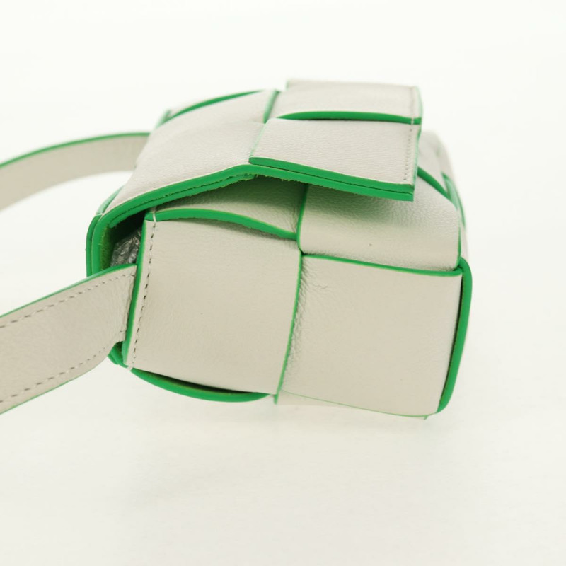 【日本直送】BOTTEGA VENETA MAXI INTRECCIATO 盒式包皮白色綠色正品 bs30121M-3