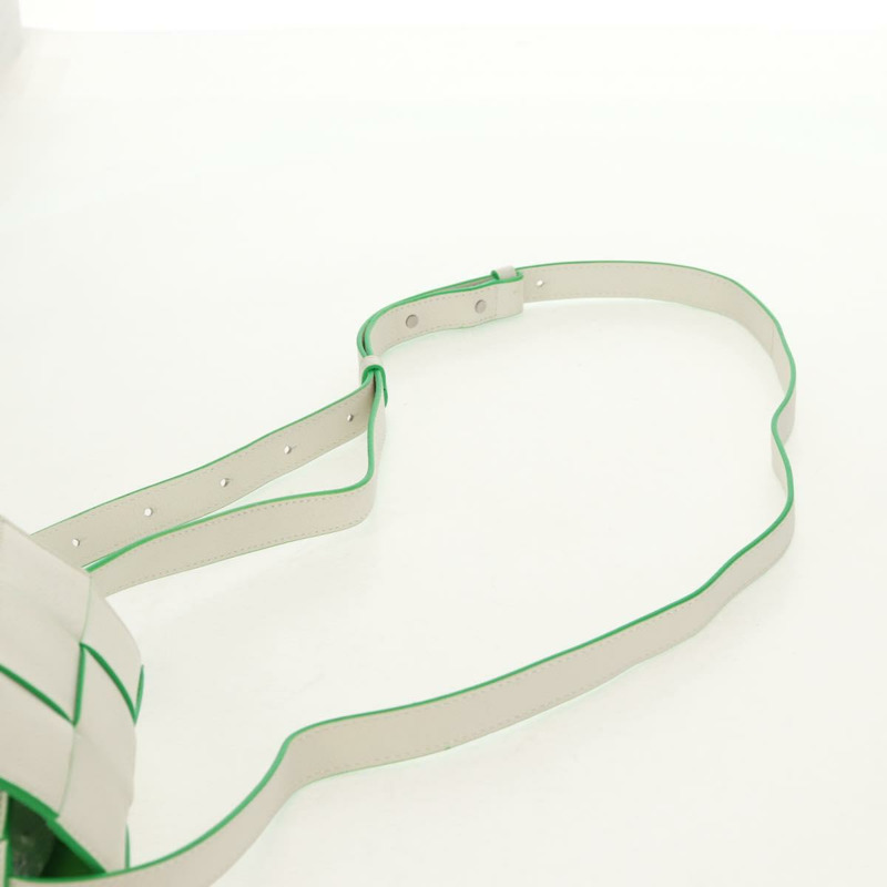 【日本直送】BOTTEGA VENETA MAXI INTRECCIATO 盒式包皮白色綠色正品 bs30121M-14