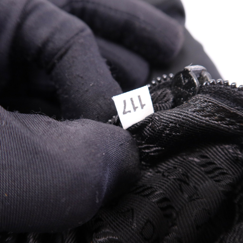 PRADA 尼龍Hand Bag銀扣手挽袋-7