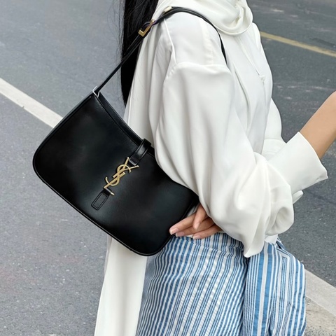 YSL黑色牛皮金釦LE5a7腋下肩背包