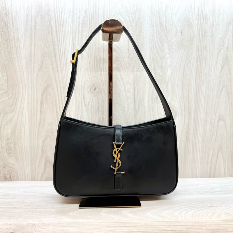 YSL黑色牛皮金釦LE5a7腋下肩背包-2