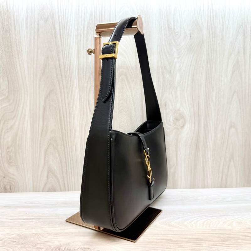 YSL黑色牛皮金釦LE5a7腋下肩背包-5