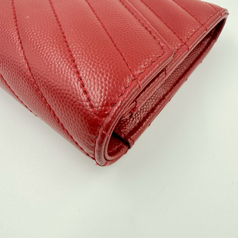 YSL紅色金釦粒紋牛皮山形紋下蓋長夾-13