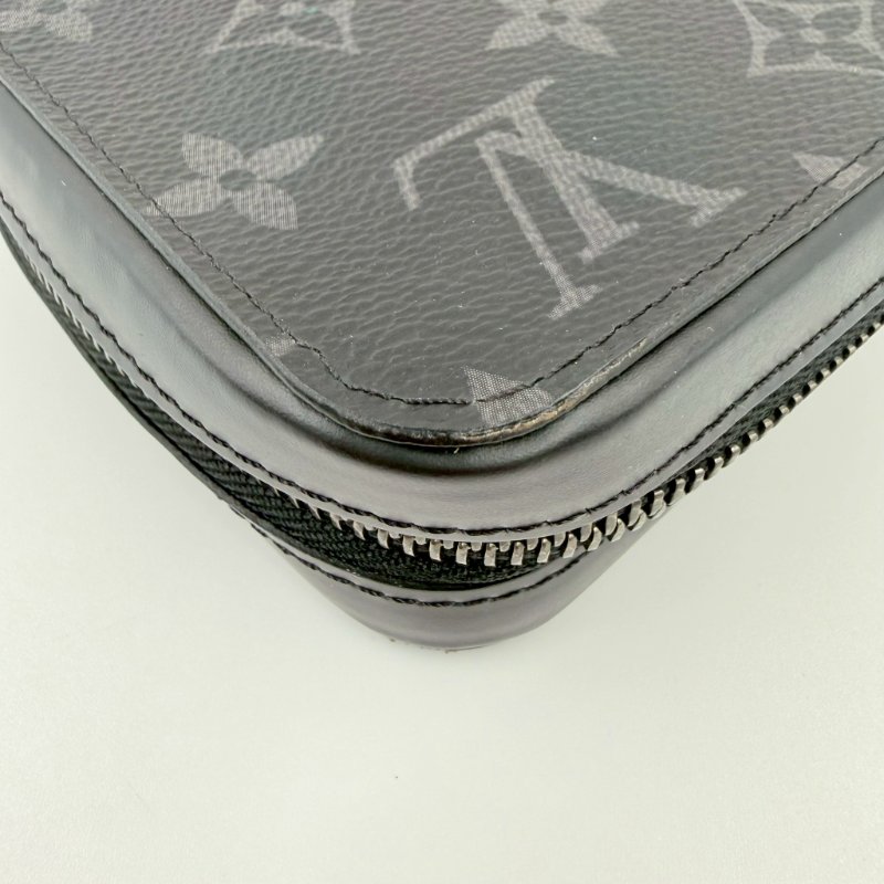 LV黑灰老花拉鍊多層手拿包M61698-10