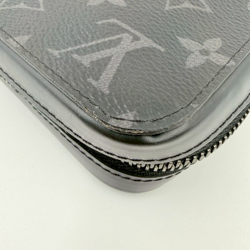 LV黑灰老花拉鍊多層手拿包M61698-11