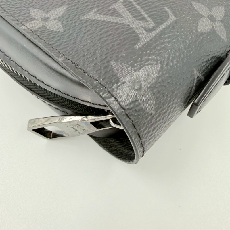 LV黑灰老花拉鍊多層手拿包M61698-12