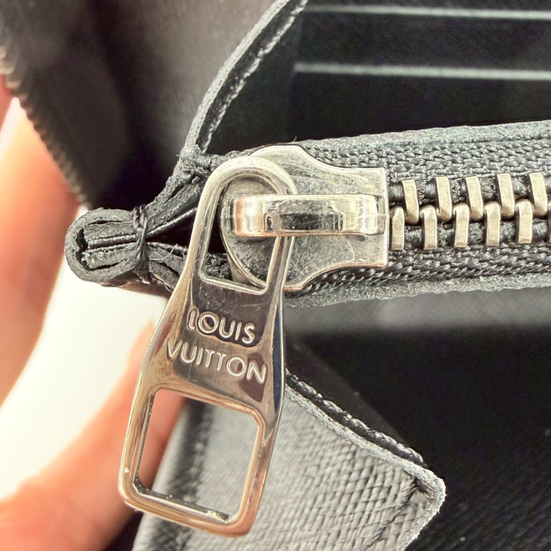 LV黑灰老花拉鍊多層手拿包M61698-14