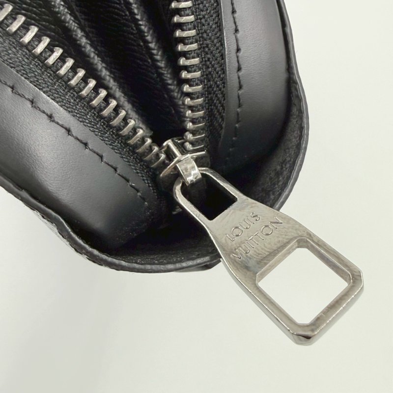 LV黑灰老花拉鍊多層手拿包M61698-16