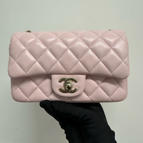 CHANEL香奈兒 24K 皮穿鏈 品牌徽標Logo 菱格紋縫線 羊皮材質 金色五金 單肩包 迷你 女款 淡粉色