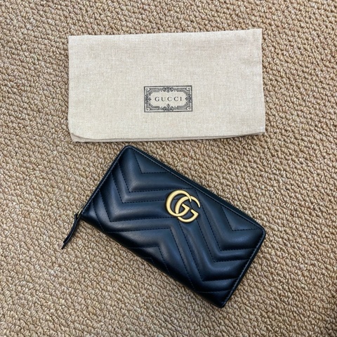 GUCCI馬夢GG Marmont 黑金V字紋拉鍊長夾443123 經典雙G Logo 小牛皮拉鍊長夾