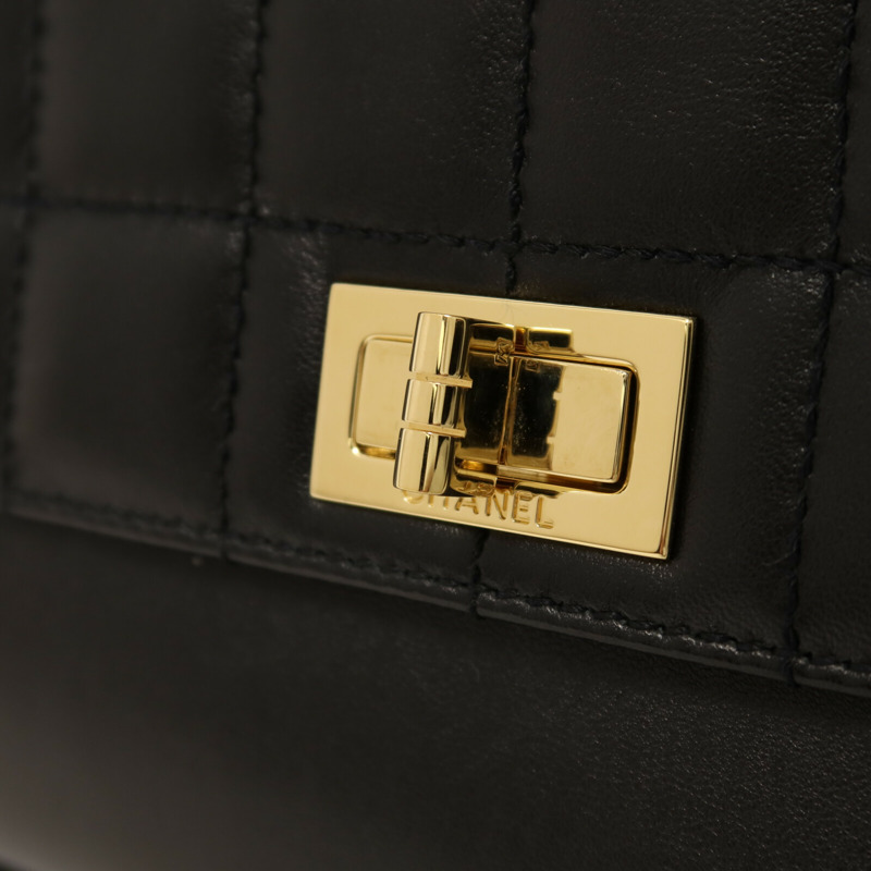 CHANEL 羊皮皮革2.55 Chocobar Flap Bag金扣鏈帶肩背袋-10