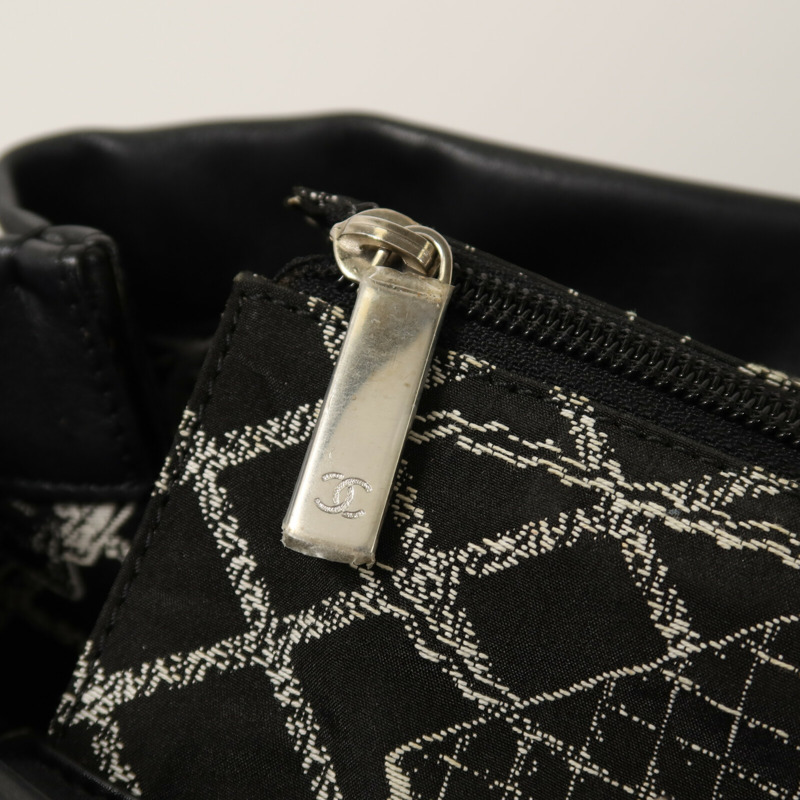 CHANEL 牛皮皮革Essential Logo Leather Tote Bag銀扣肩背袋-10