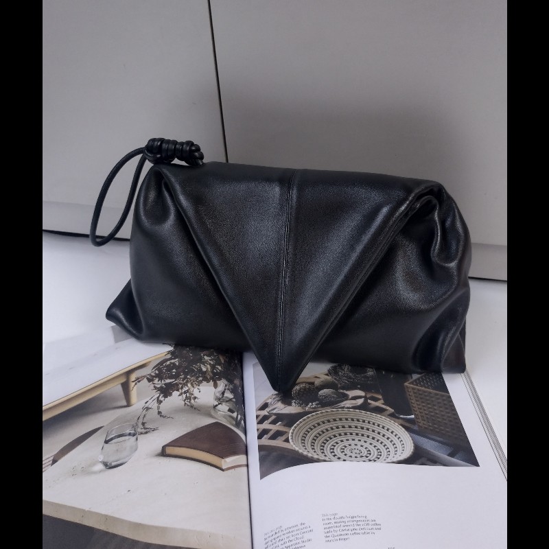 BV 三角下蓋黑皮革大手拿包-0