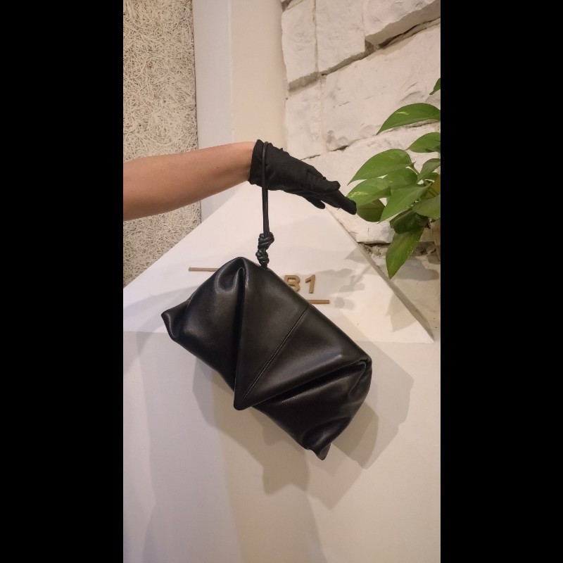 BV 三角下蓋黑皮革大手拿包-1