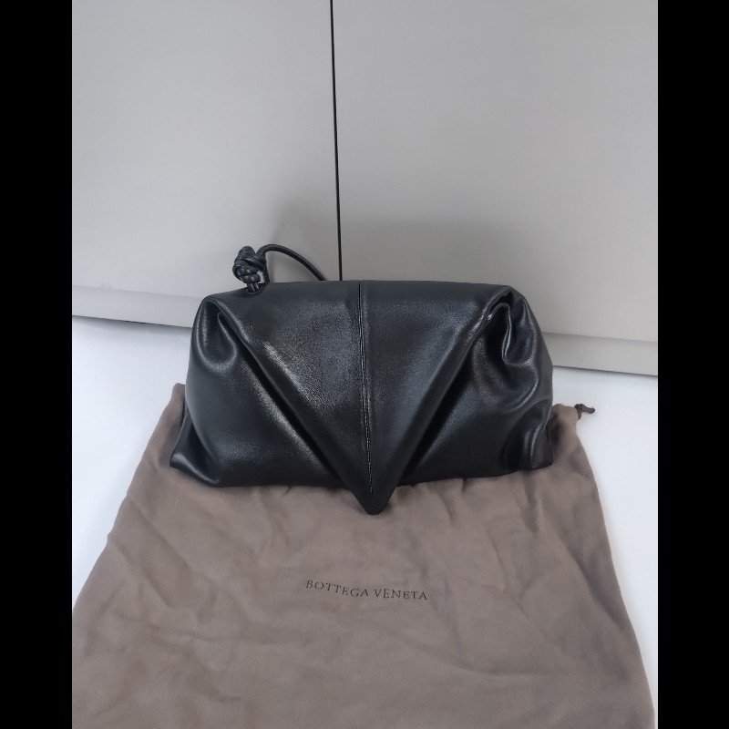 BV 三角下蓋黑皮革大手拿包-3