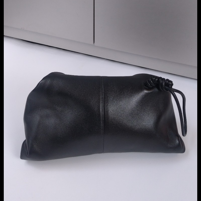 BV 三角下蓋黑皮革大手拿包-4