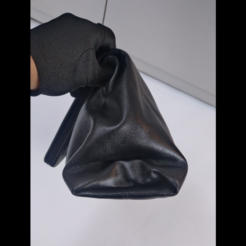 BV 三角下蓋黑皮革大手拿包-8