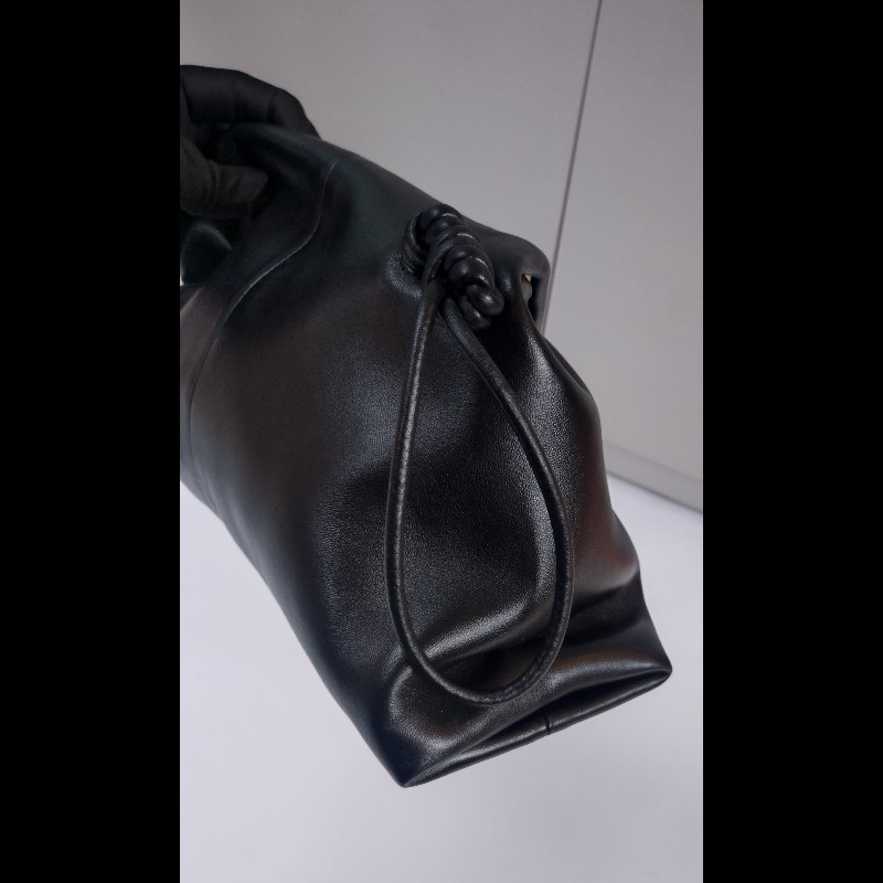 BV 三角下蓋黑皮革大手拿包-12