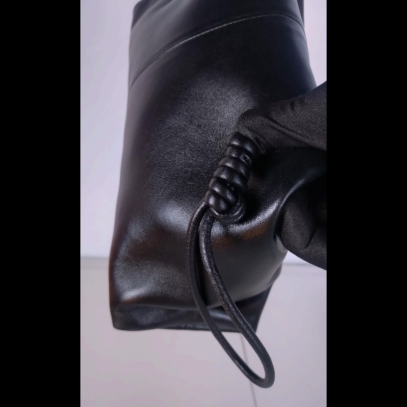 BV 三角下蓋黑皮革大手拿包-13