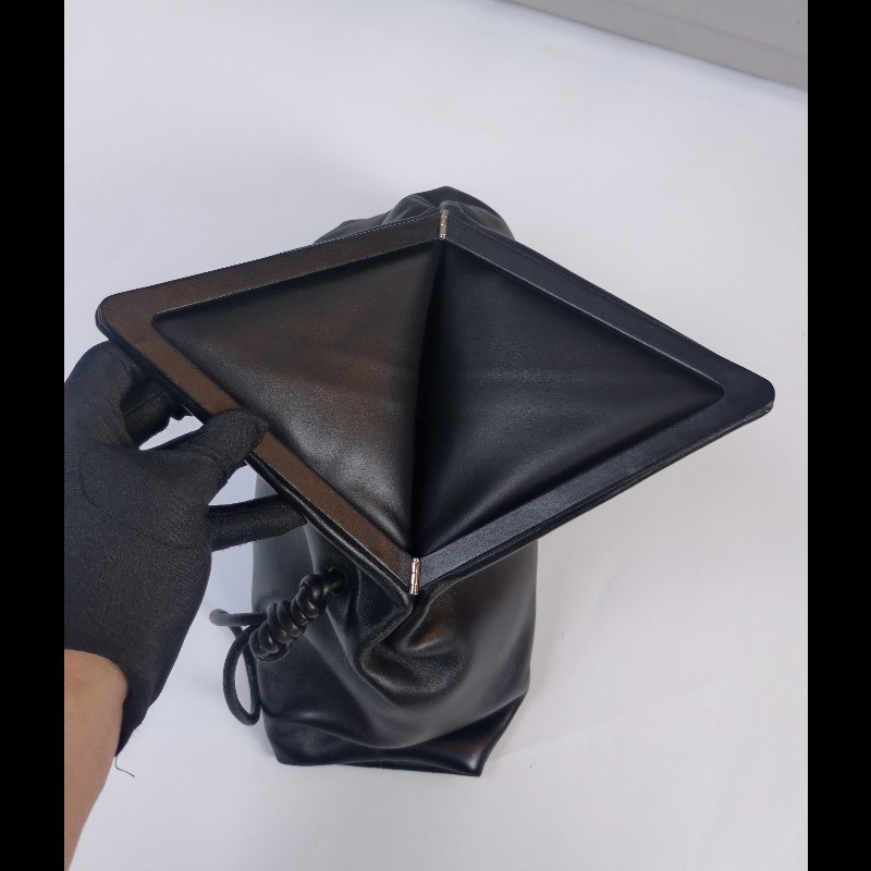 BV 三角下蓋黑皮革大手拿包-19