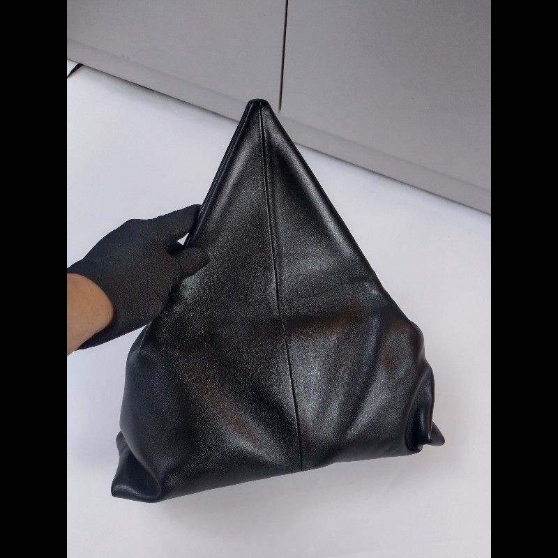 BV 三角下蓋黑皮革大手拿包-20