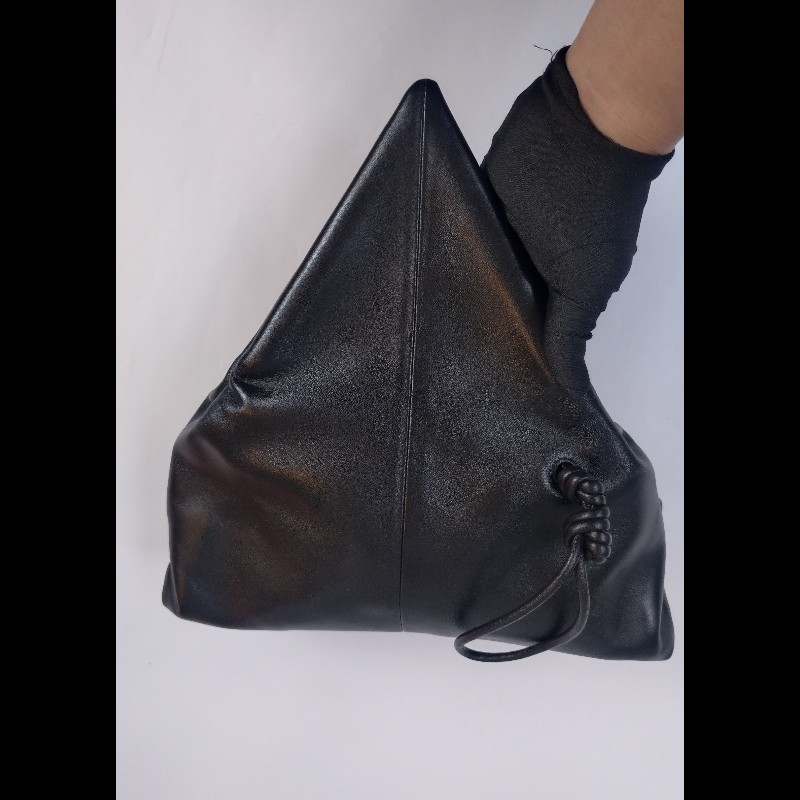 BV 三角下蓋黑皮革大手拿包-22