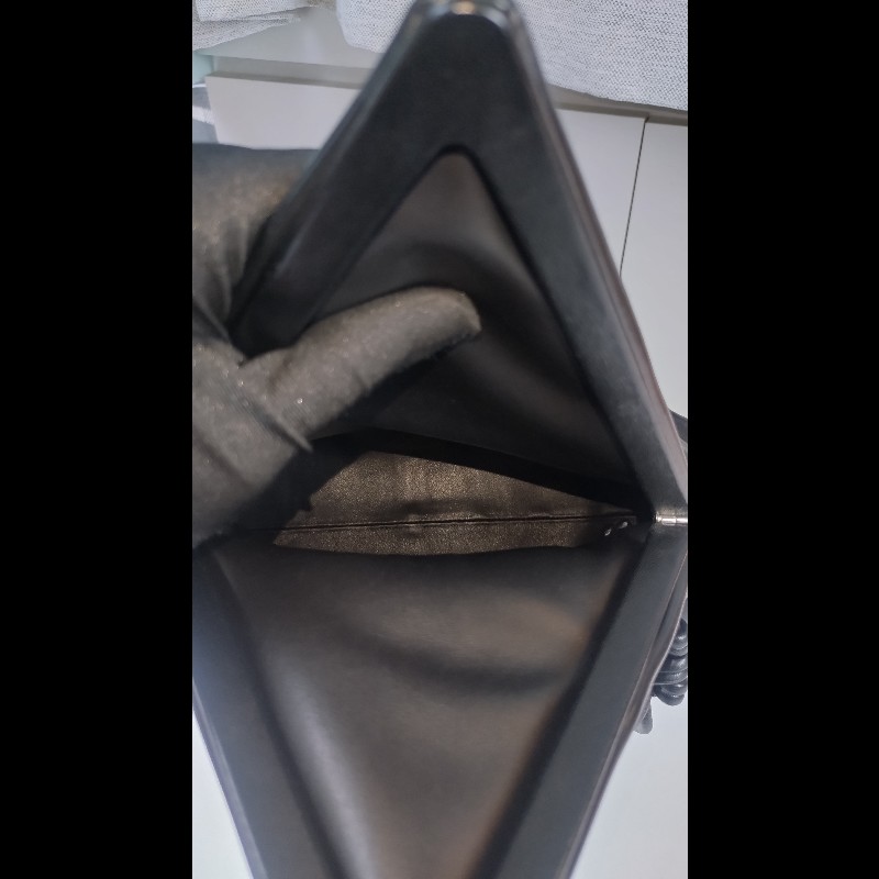 BV 三角下蓋黑皮革大手拿包-23